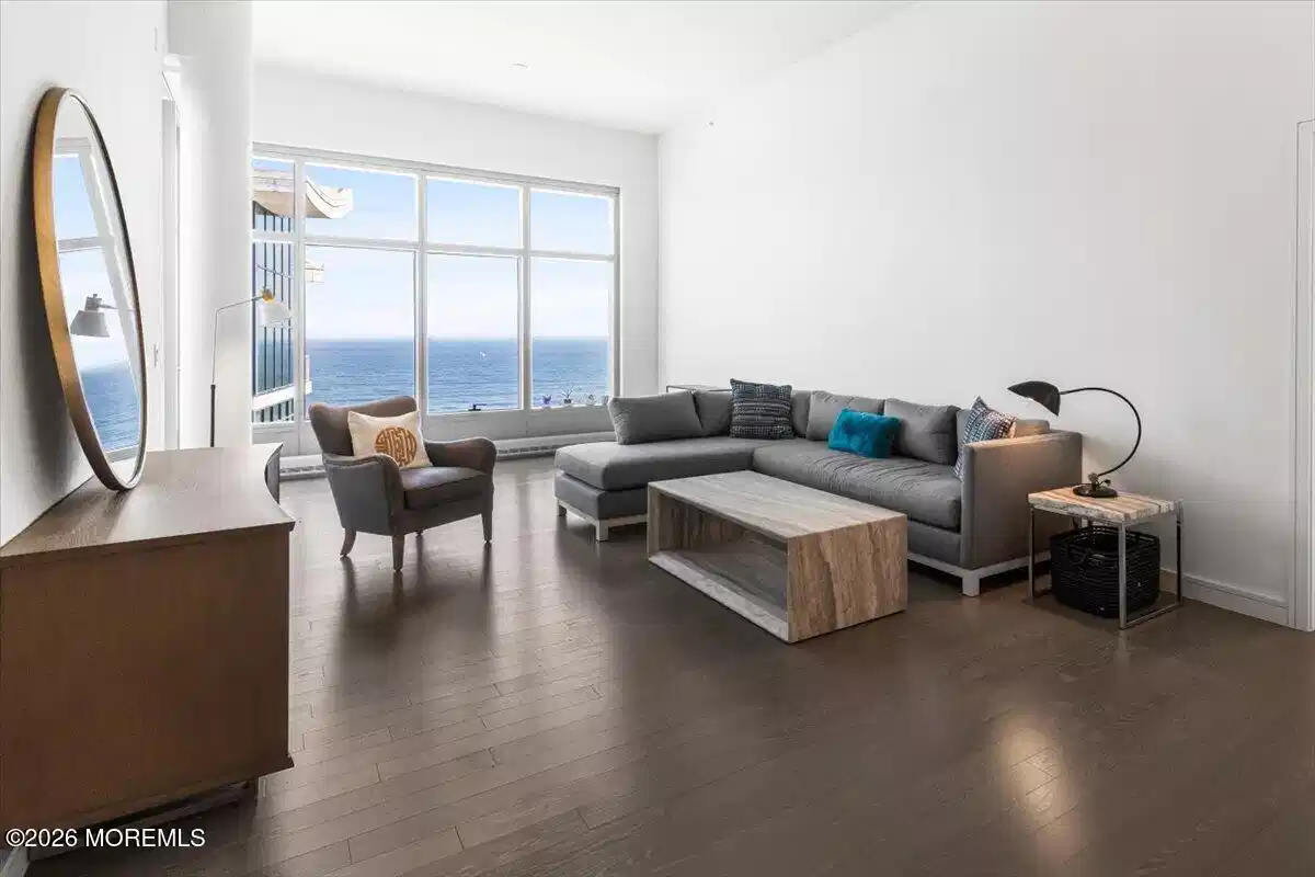 Image 1: 17-Family Room