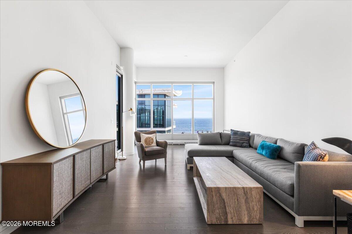 Image 3: 18-Family Room