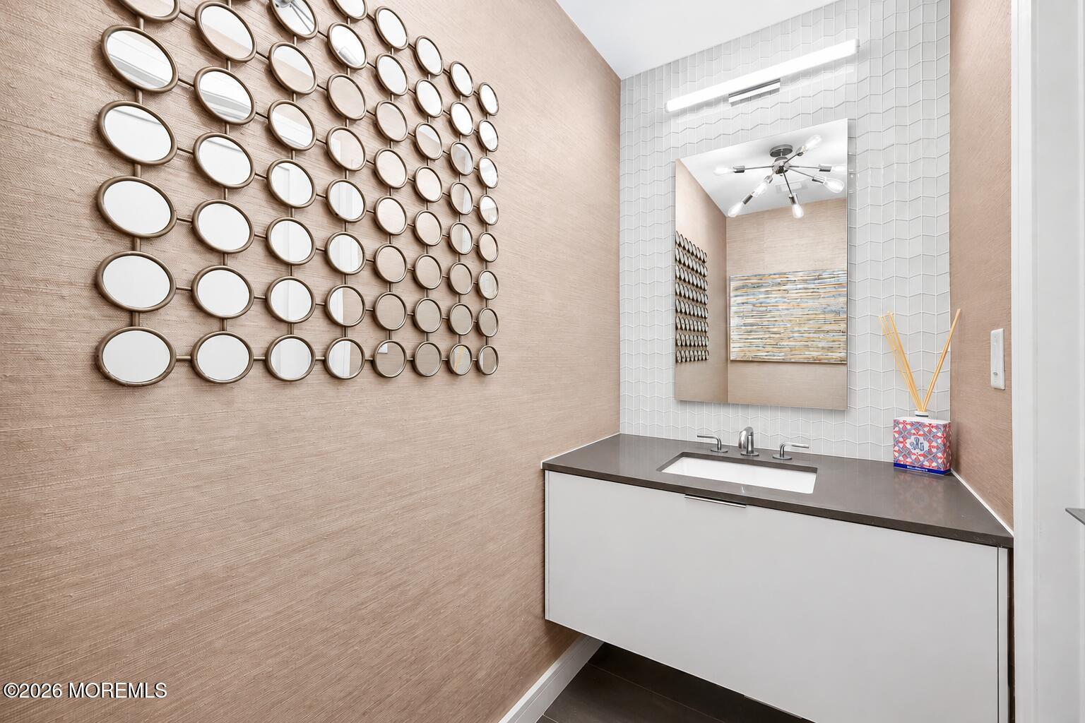 Image 4: powder room