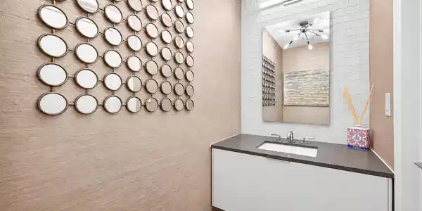 Image 4: powder room