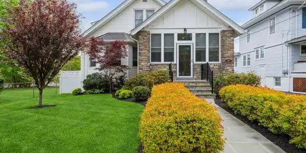 133 E Bergen Place