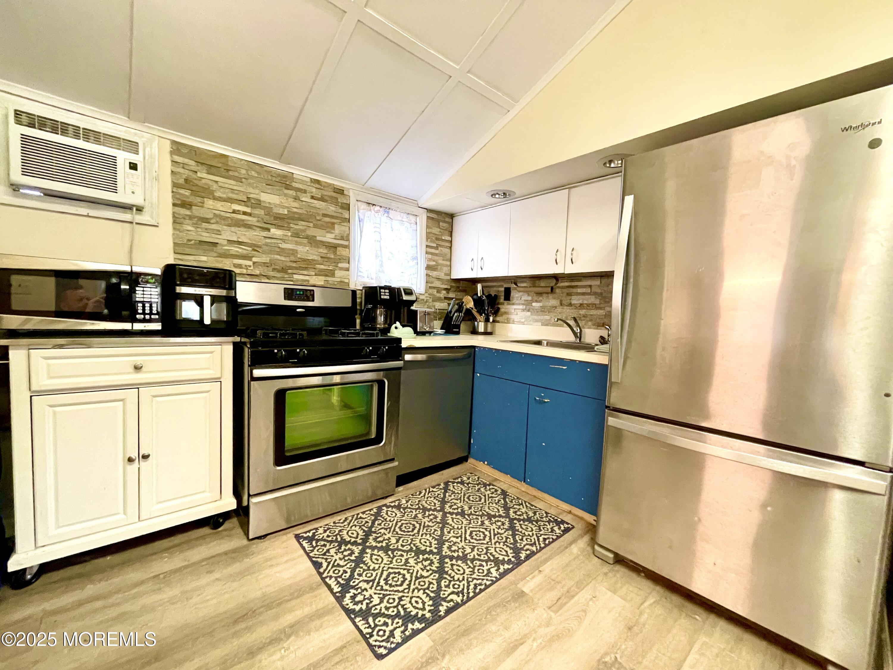 Image 4: Kitchen