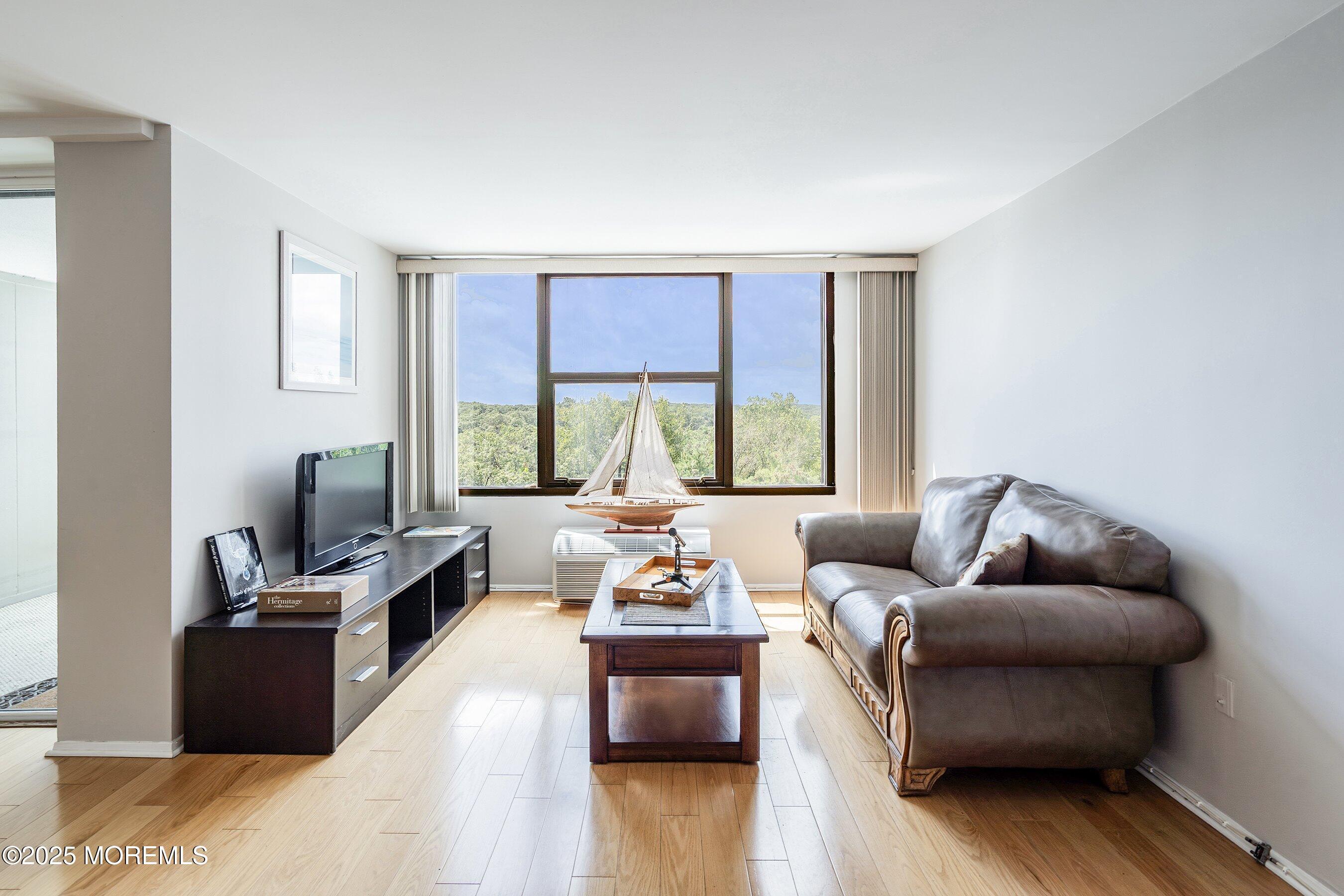 Image 4: 14-Lving 1A