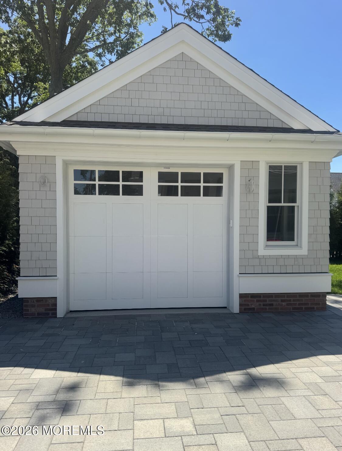 Image 4: Garage