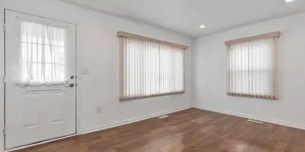 Image 3: Living Room