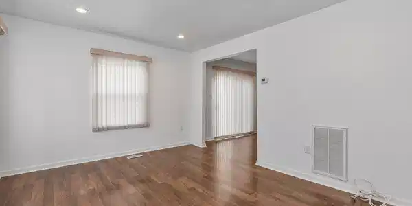 Image 4: Living Room