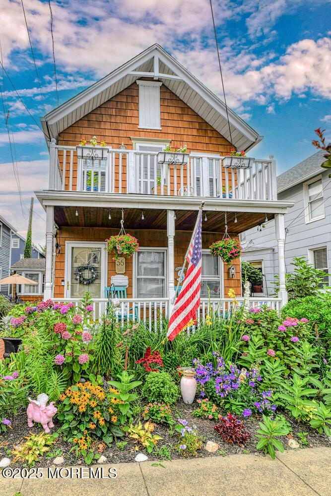 Image 1: Full of Charm