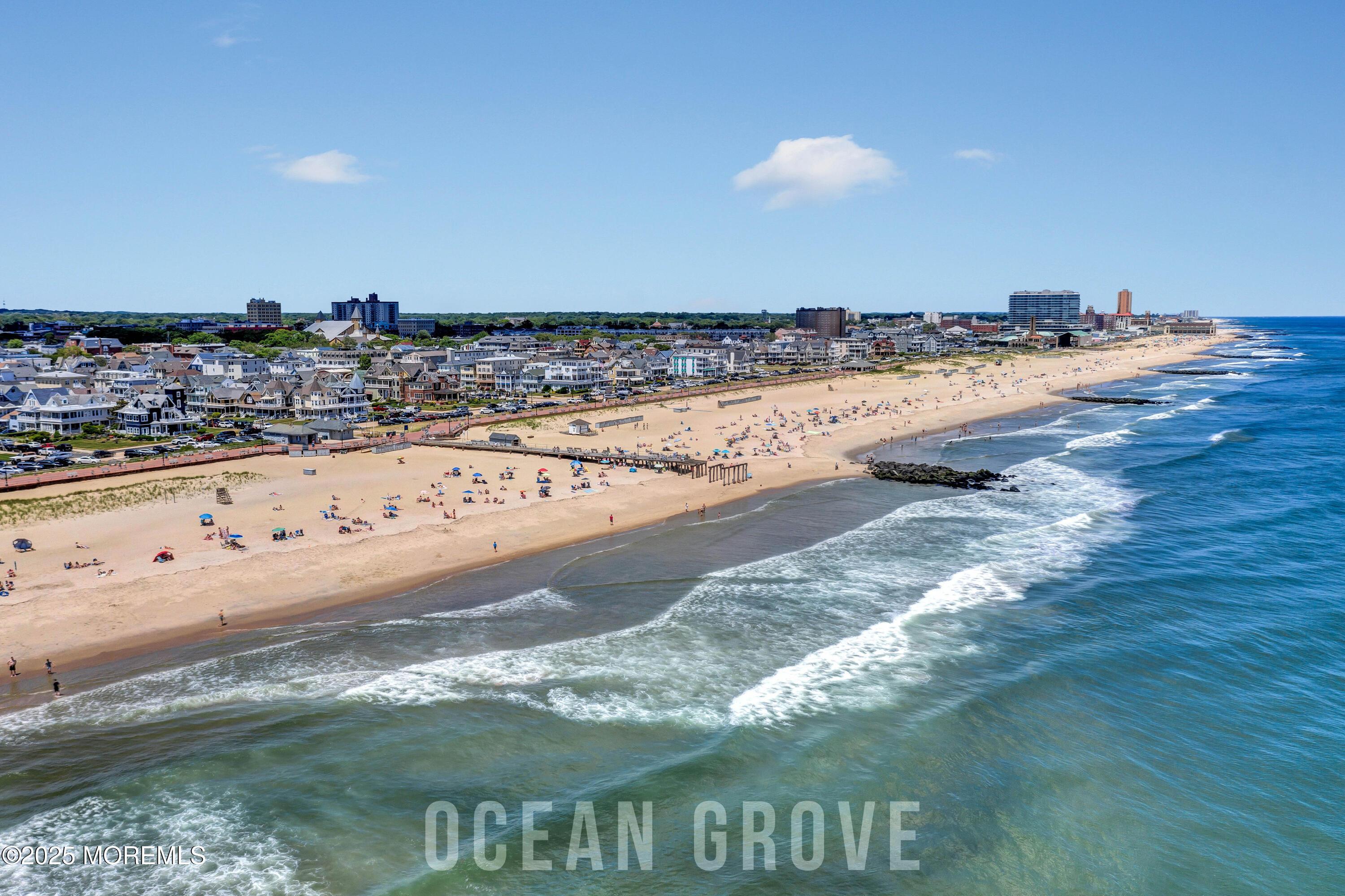 Image 2: 2.5 Blocks to the Beach