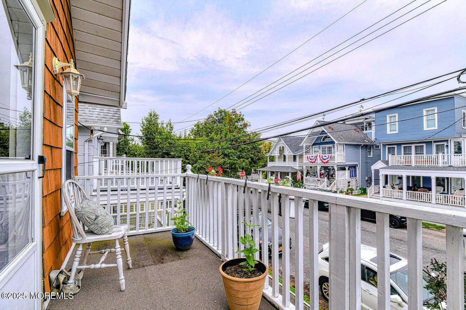 Image 4: Upper porch