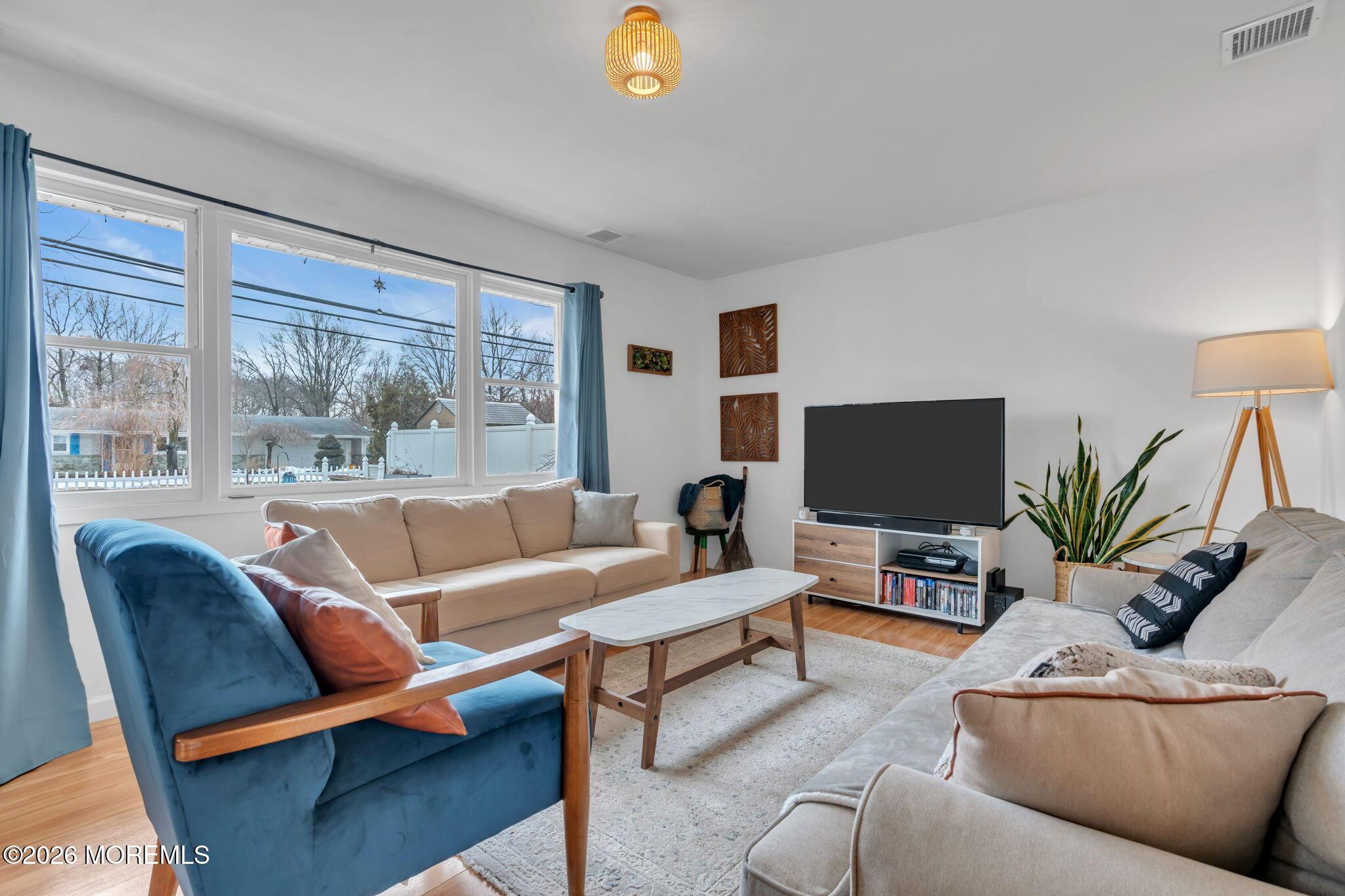 Image 3: Living Room