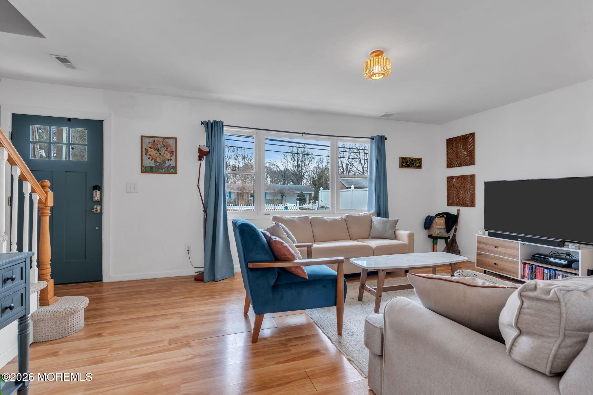 Image 4: Living Room 2