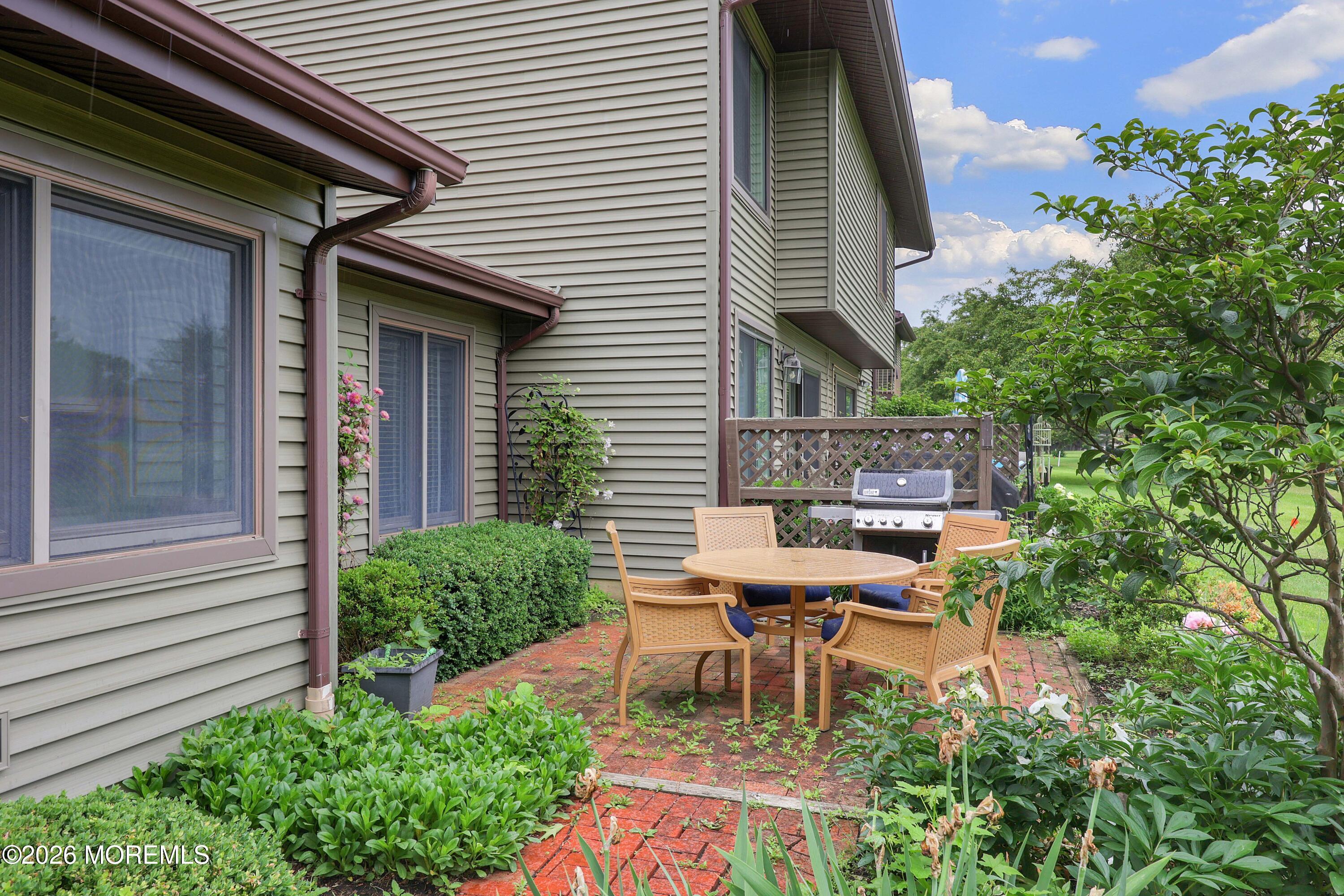 Image 3: Lovely patio