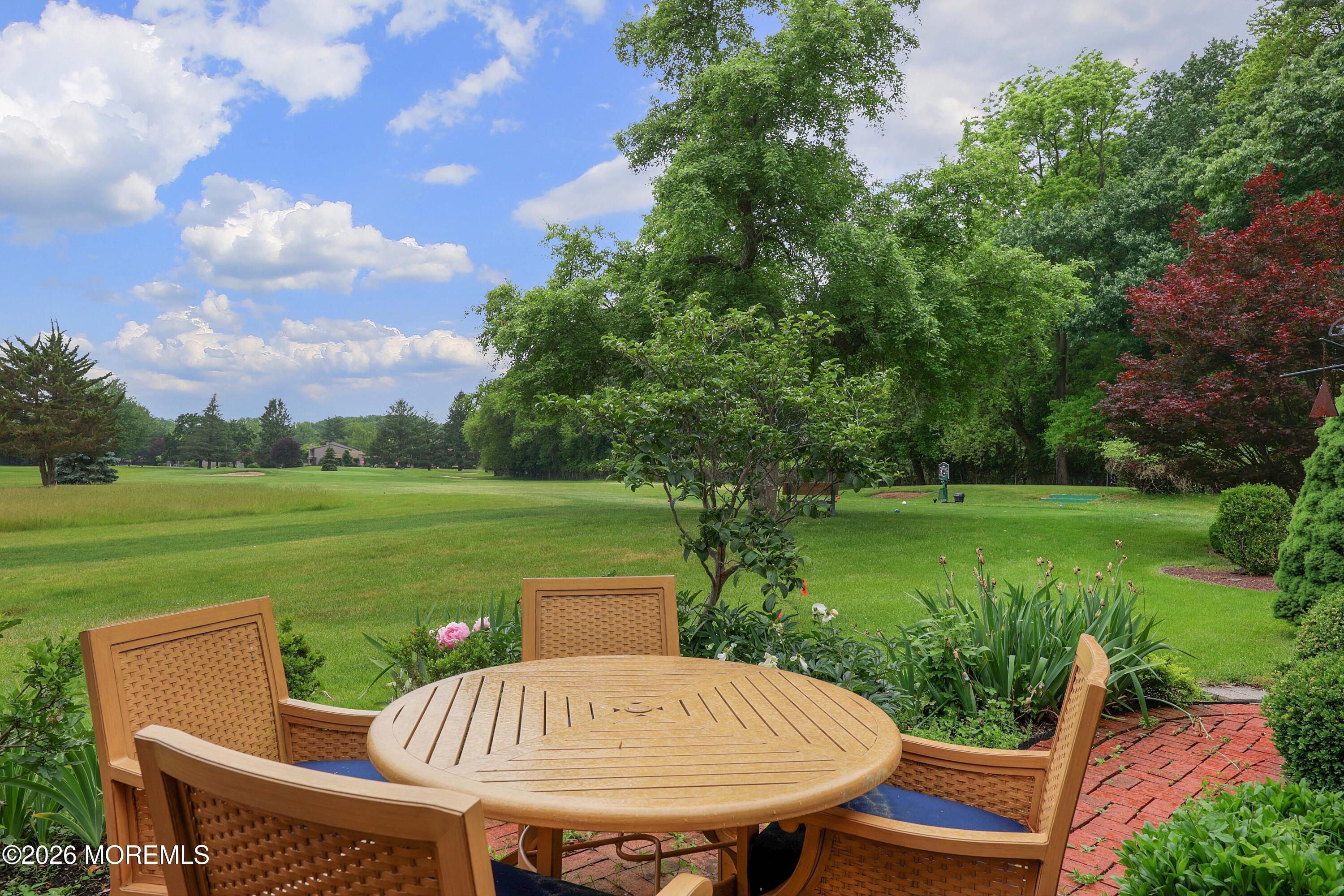 Image 4: Patio set is included