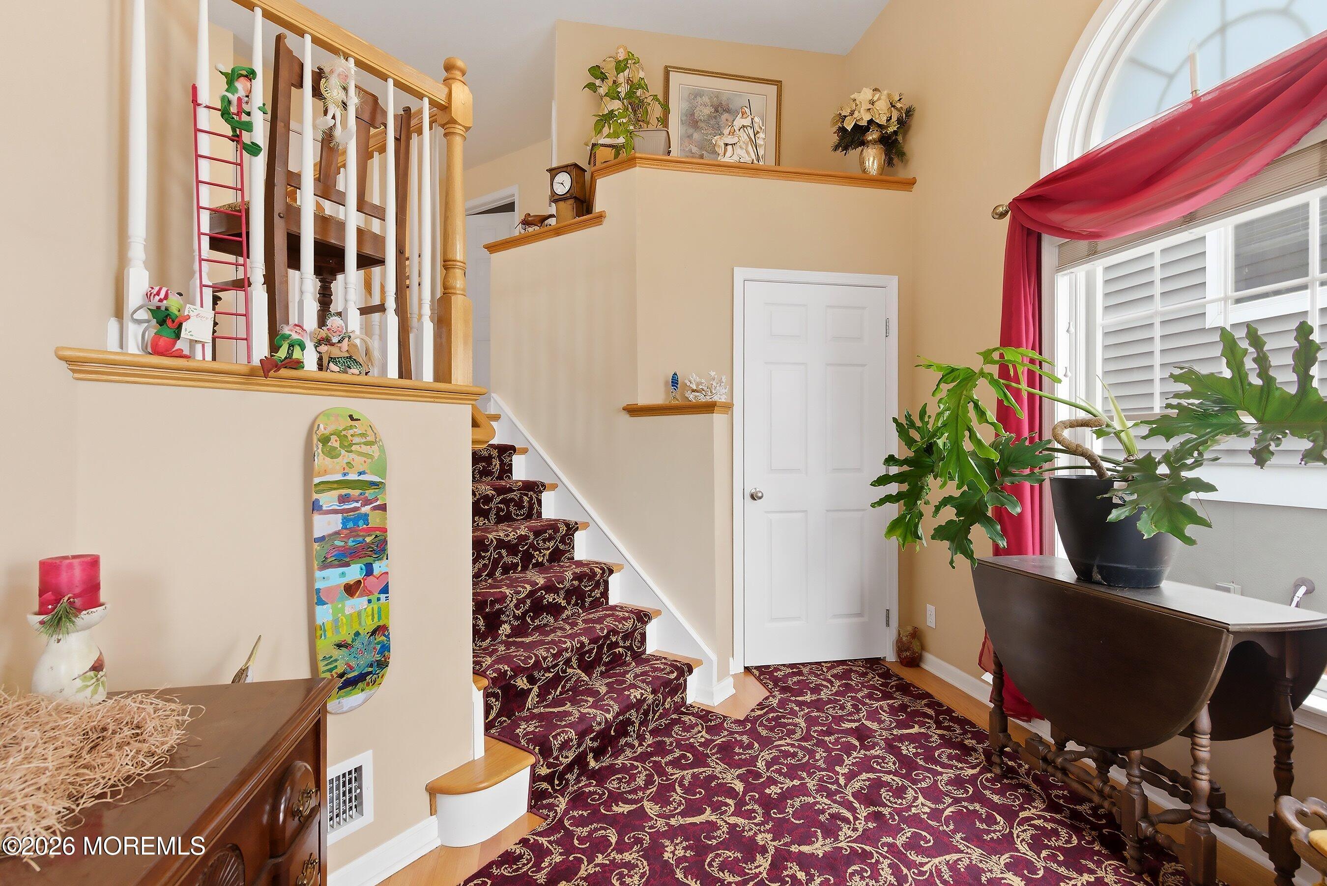 Image 4: 10-Foyer 4