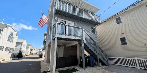 31 E Bay Way