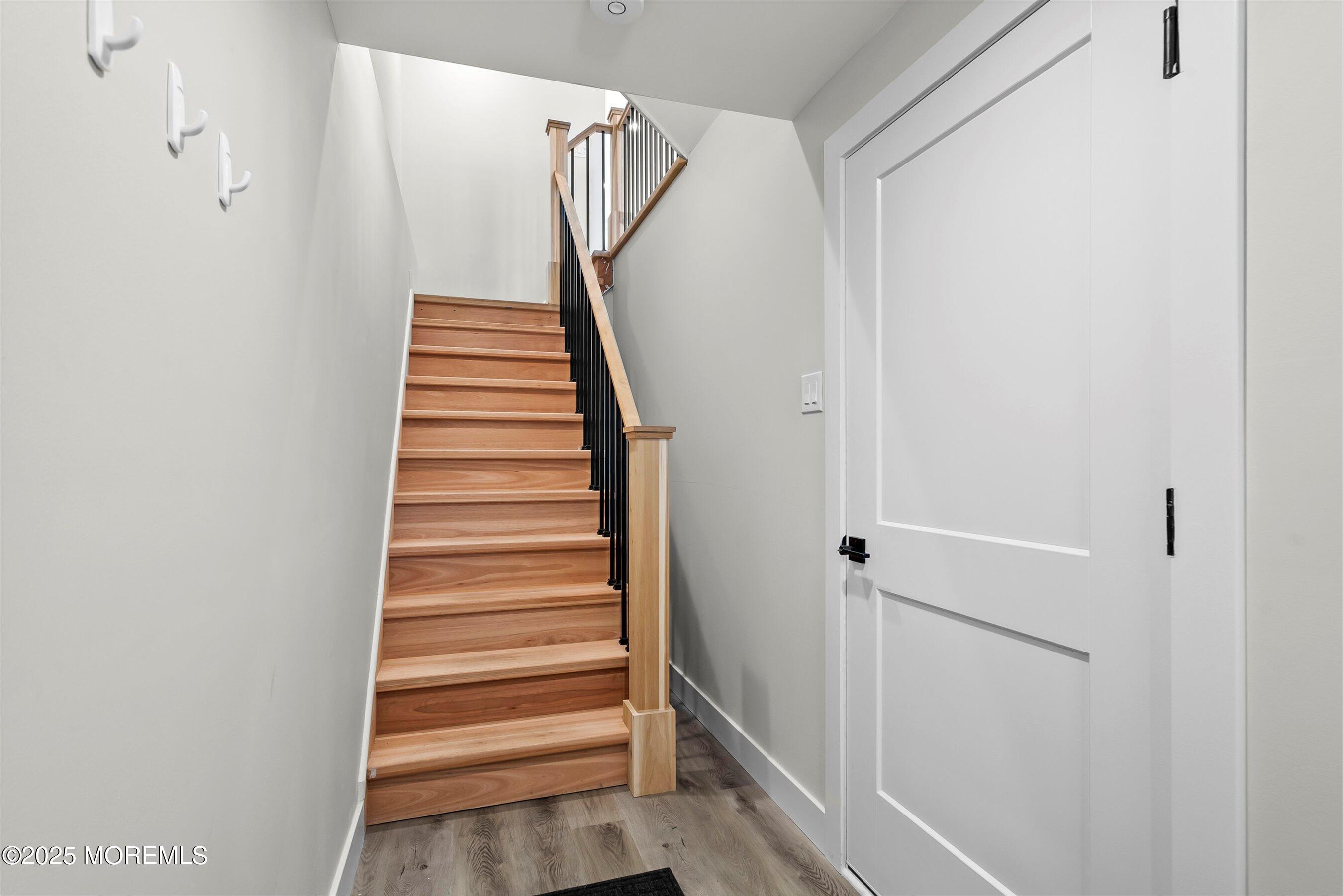 Image 3: 12-entry stairs