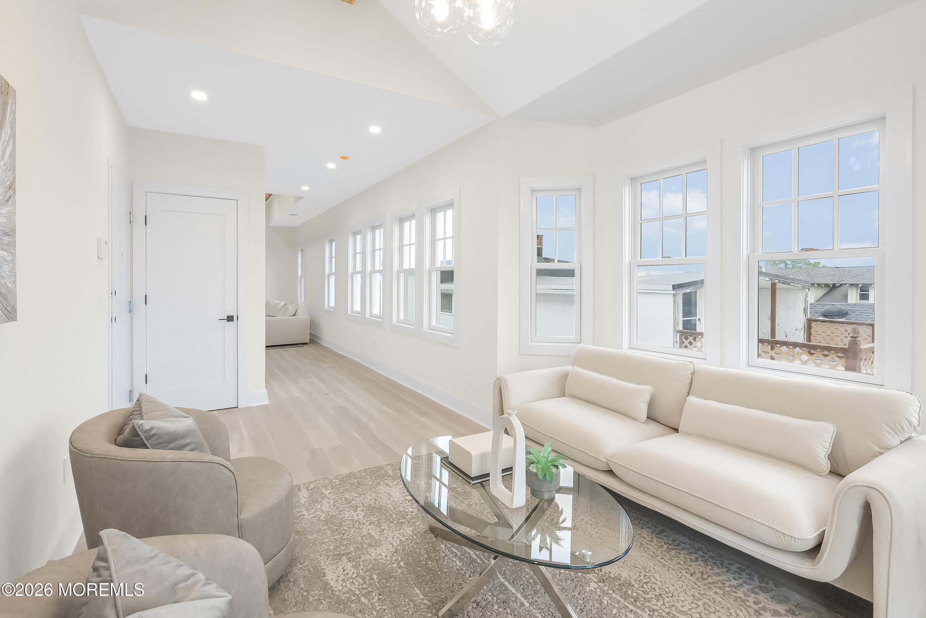 Image 4: Living Room