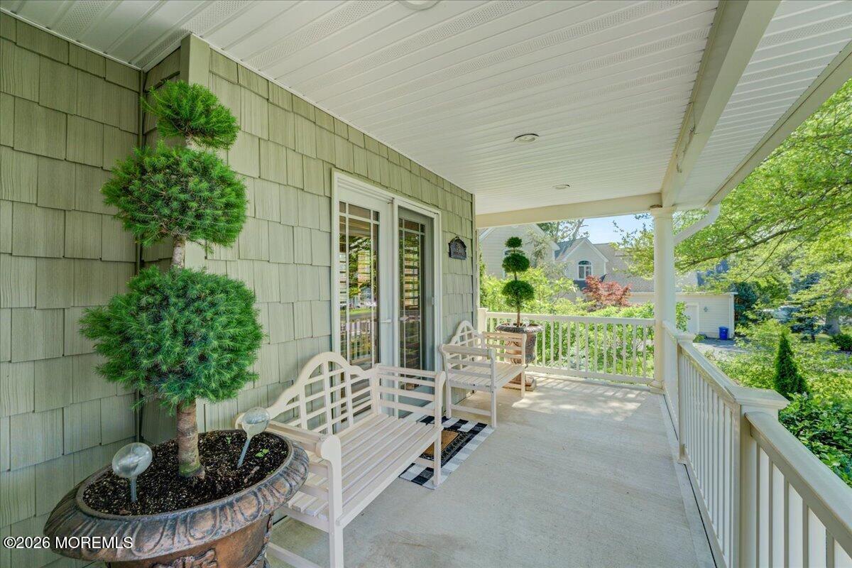 Image 4: Spacious Front Porch