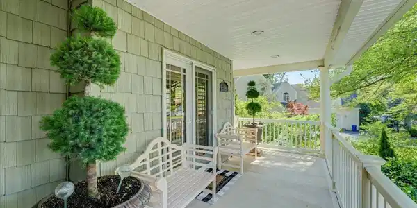 Image 4: Spacious Front Porch