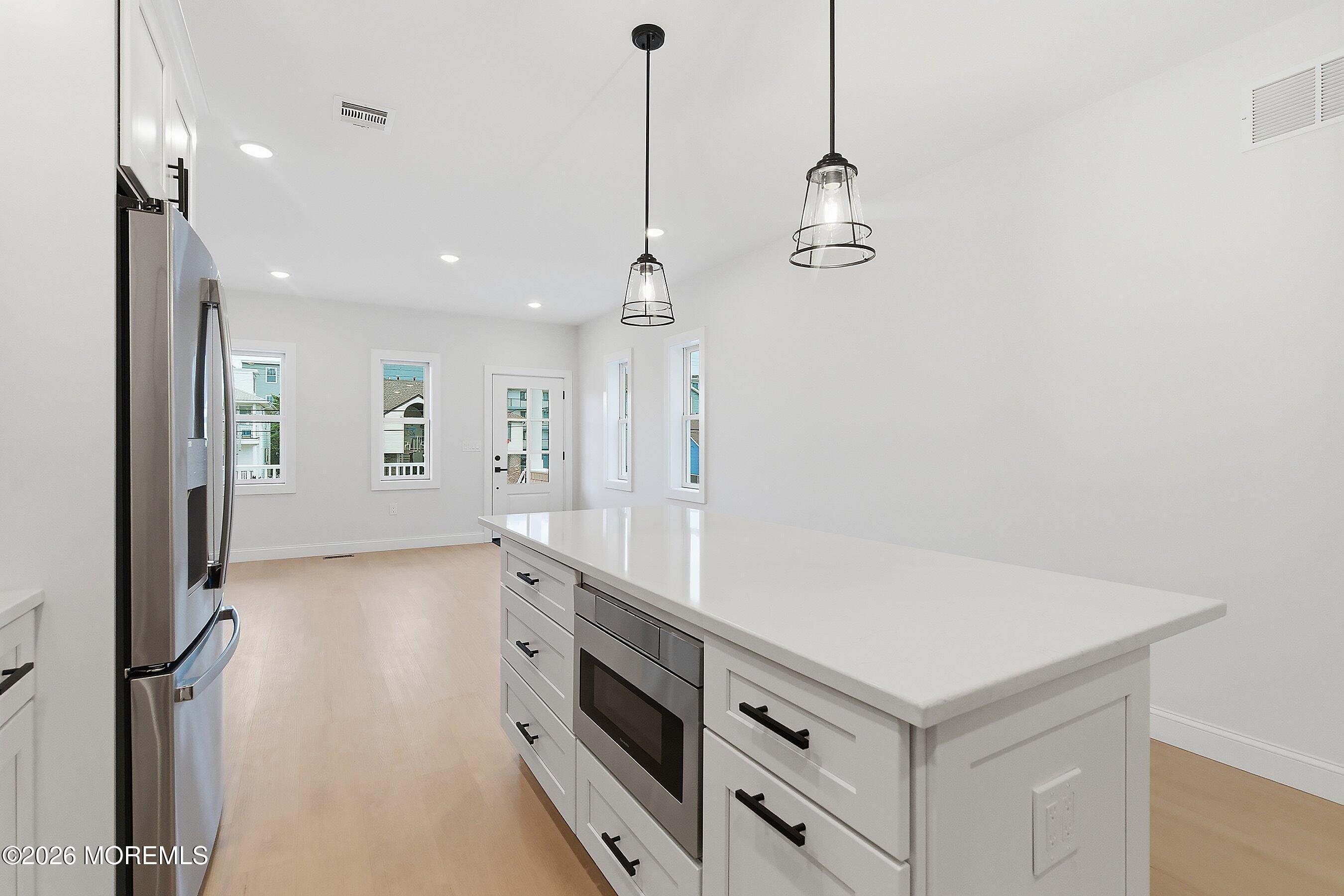 Image 3: Built-in microwave