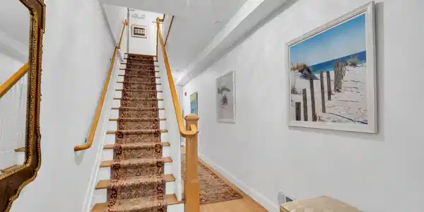 Image 4: Entry hall