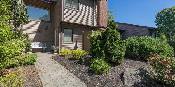 4 Conway Court