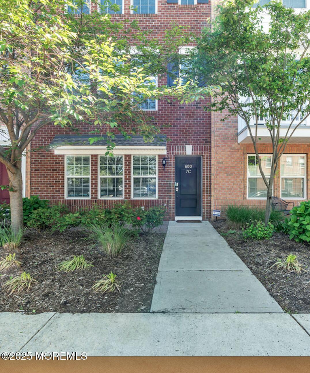 Image 3: Front of 600 Grand