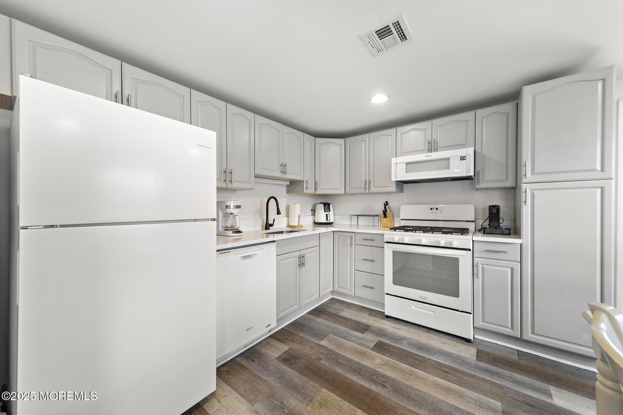 Image 4: 13 Joan (48)