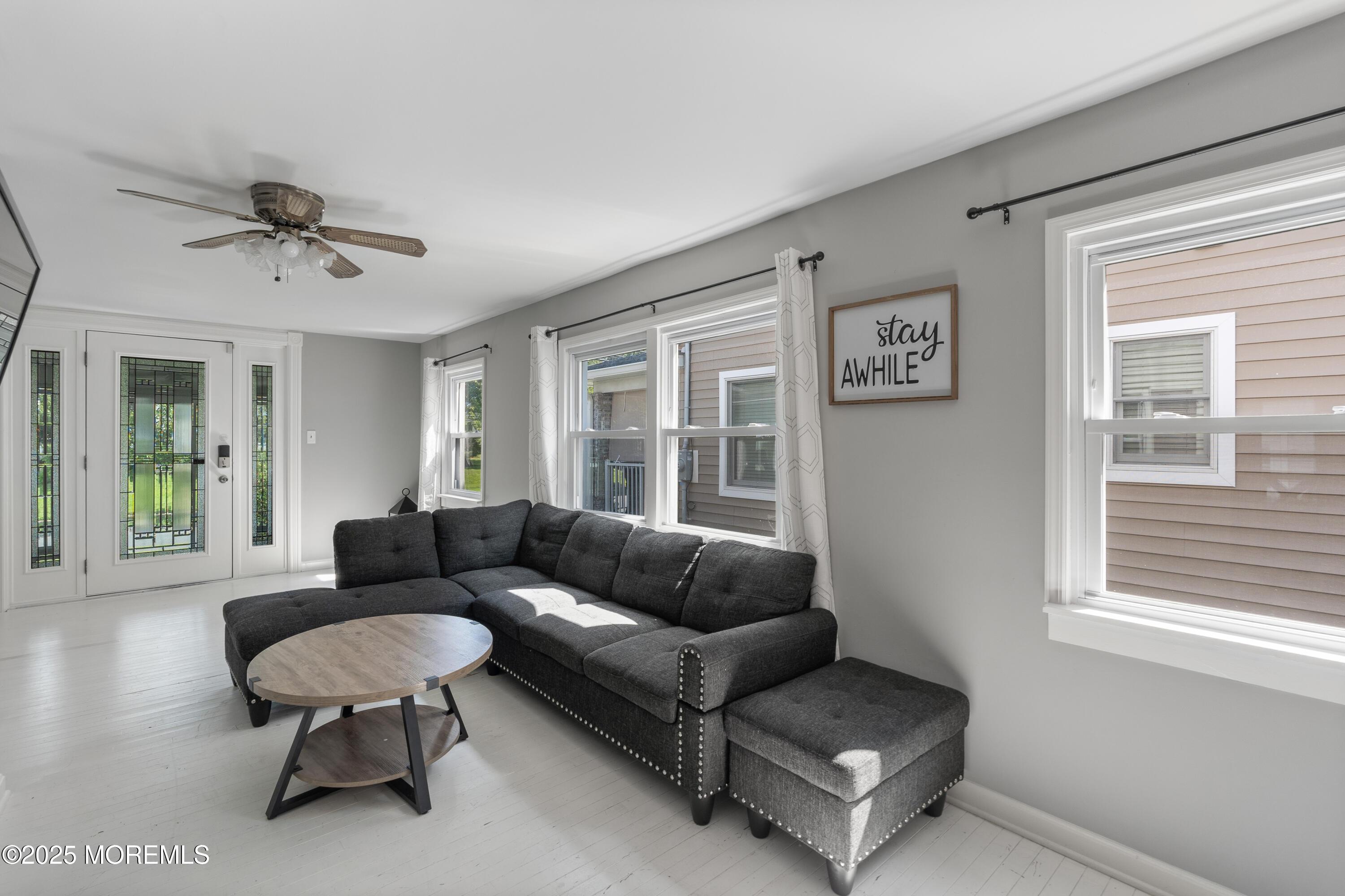 Image 4: Living Room