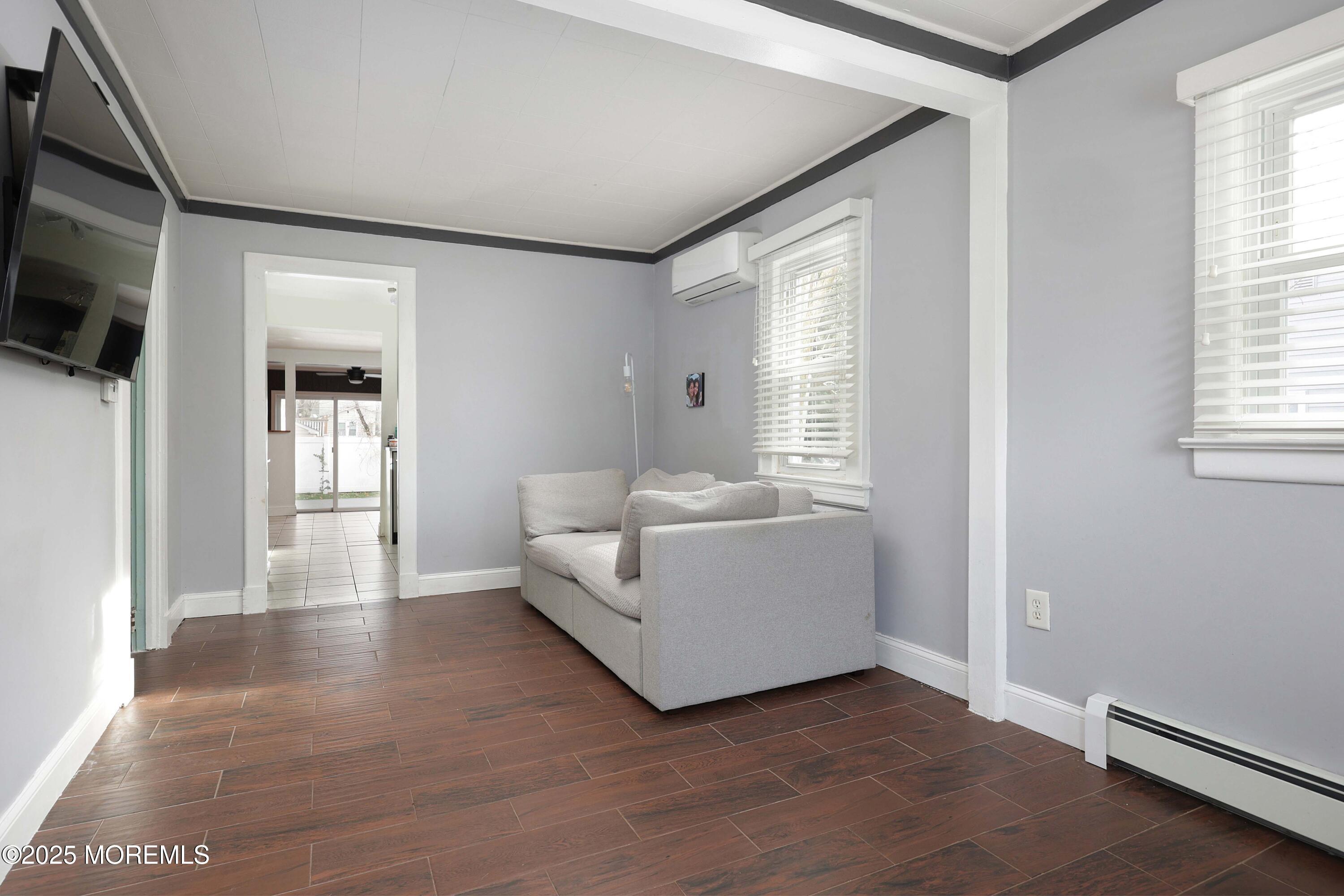 Image 3: 22 CARTER AVE LIVING ROOM