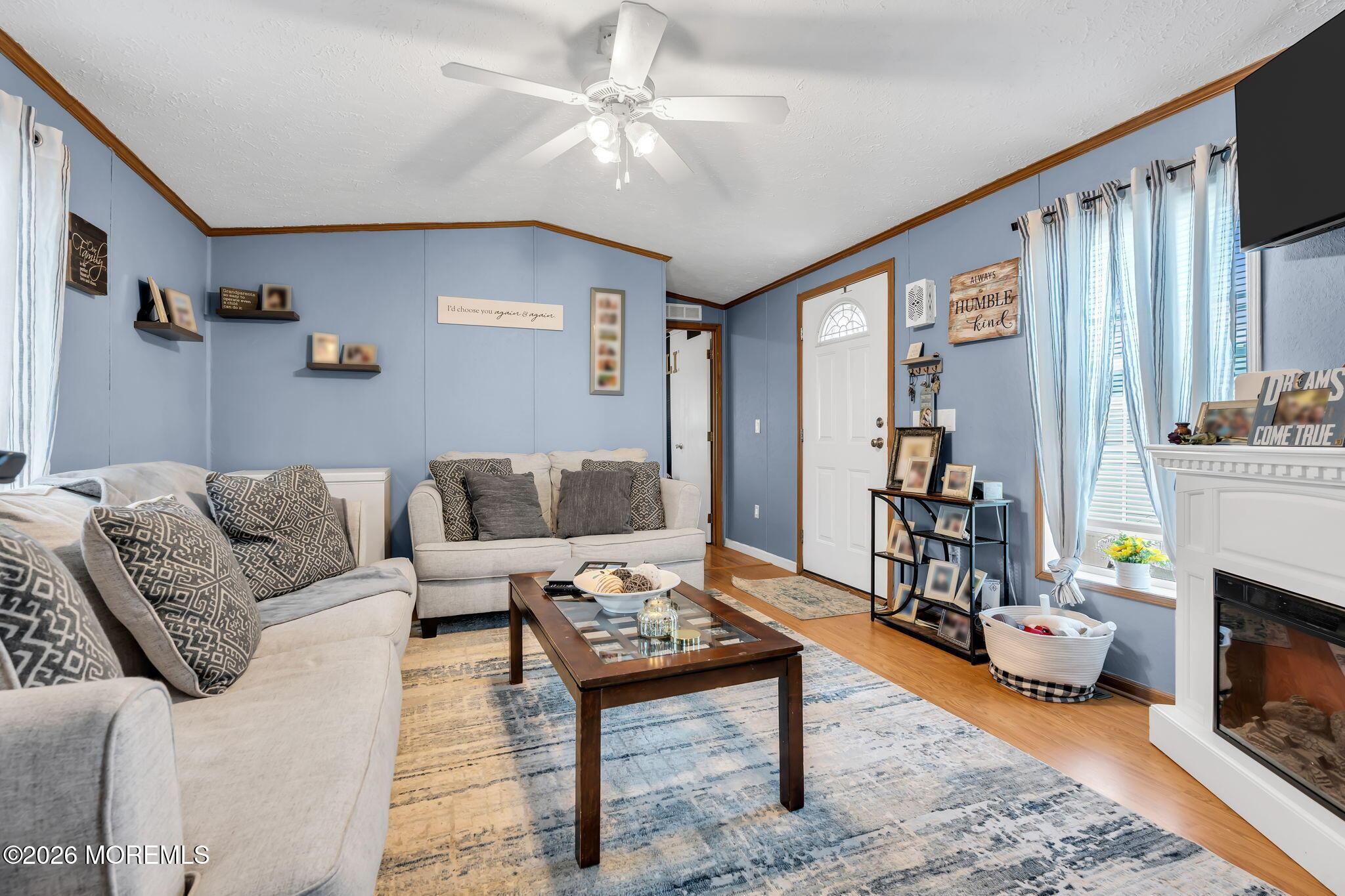 Image 2: Large Living room