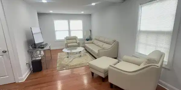 Image 4: Spacious Cozy Livng area