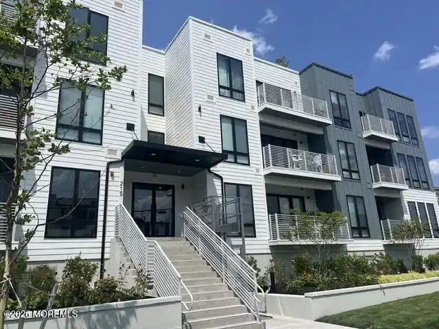Image 1: 215 2nd facaDe
