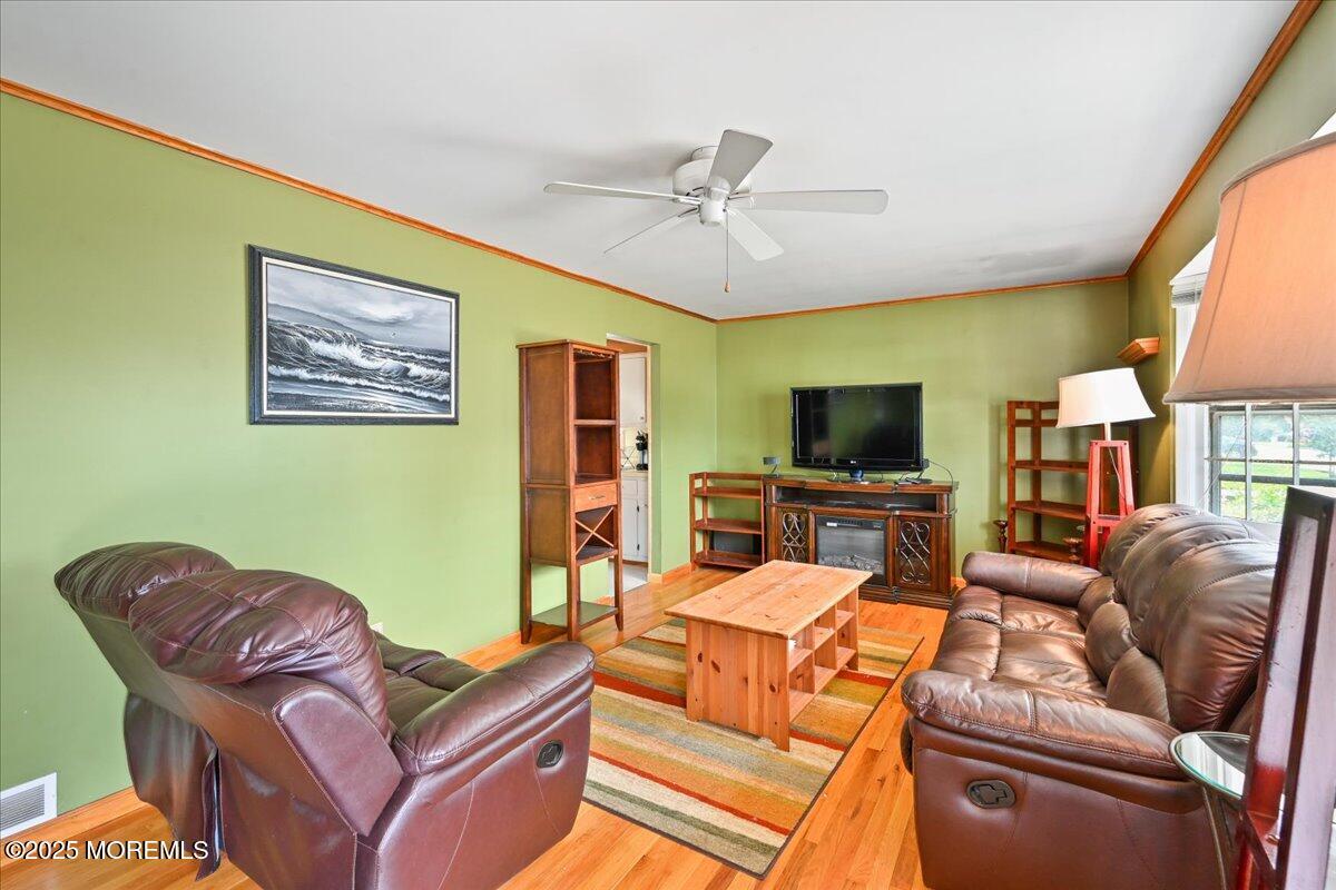 Image 2: 04-SMV_2119FosterRd-04