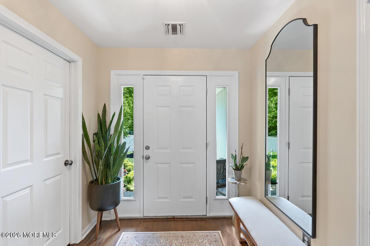 Image 2: 28 Hickory foyer