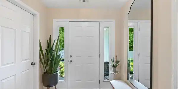 Image 2: 28 Hickory foyer