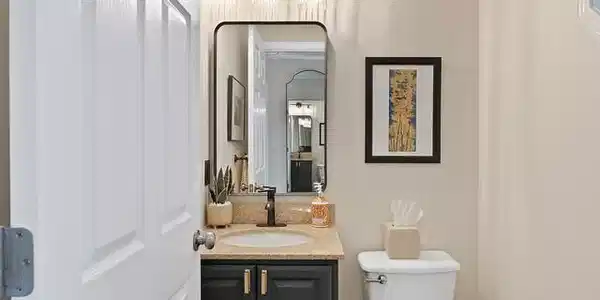 Image 4: 28 Hickory half bath