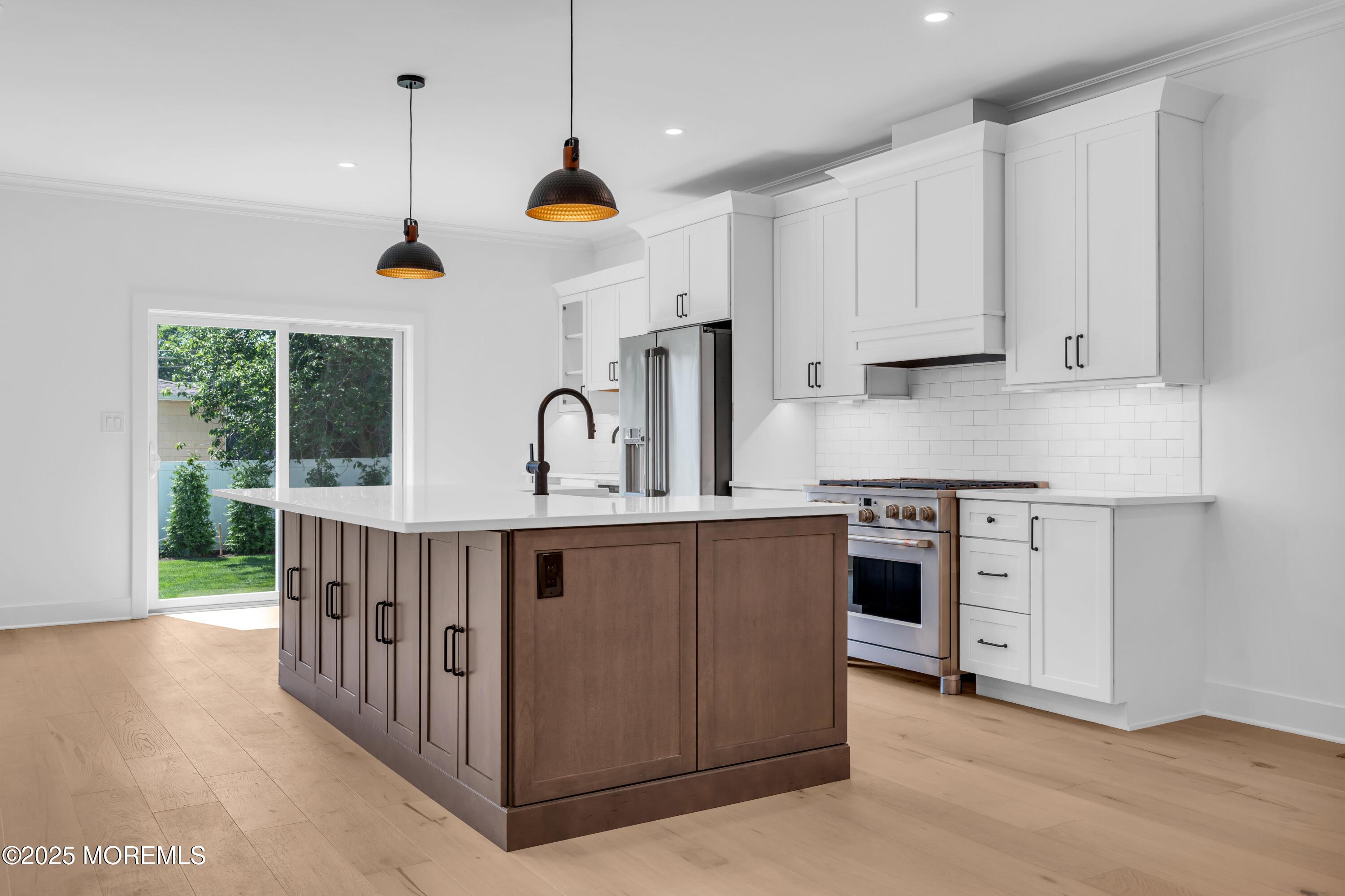 Image 2: 842ArnoldAvekitchen