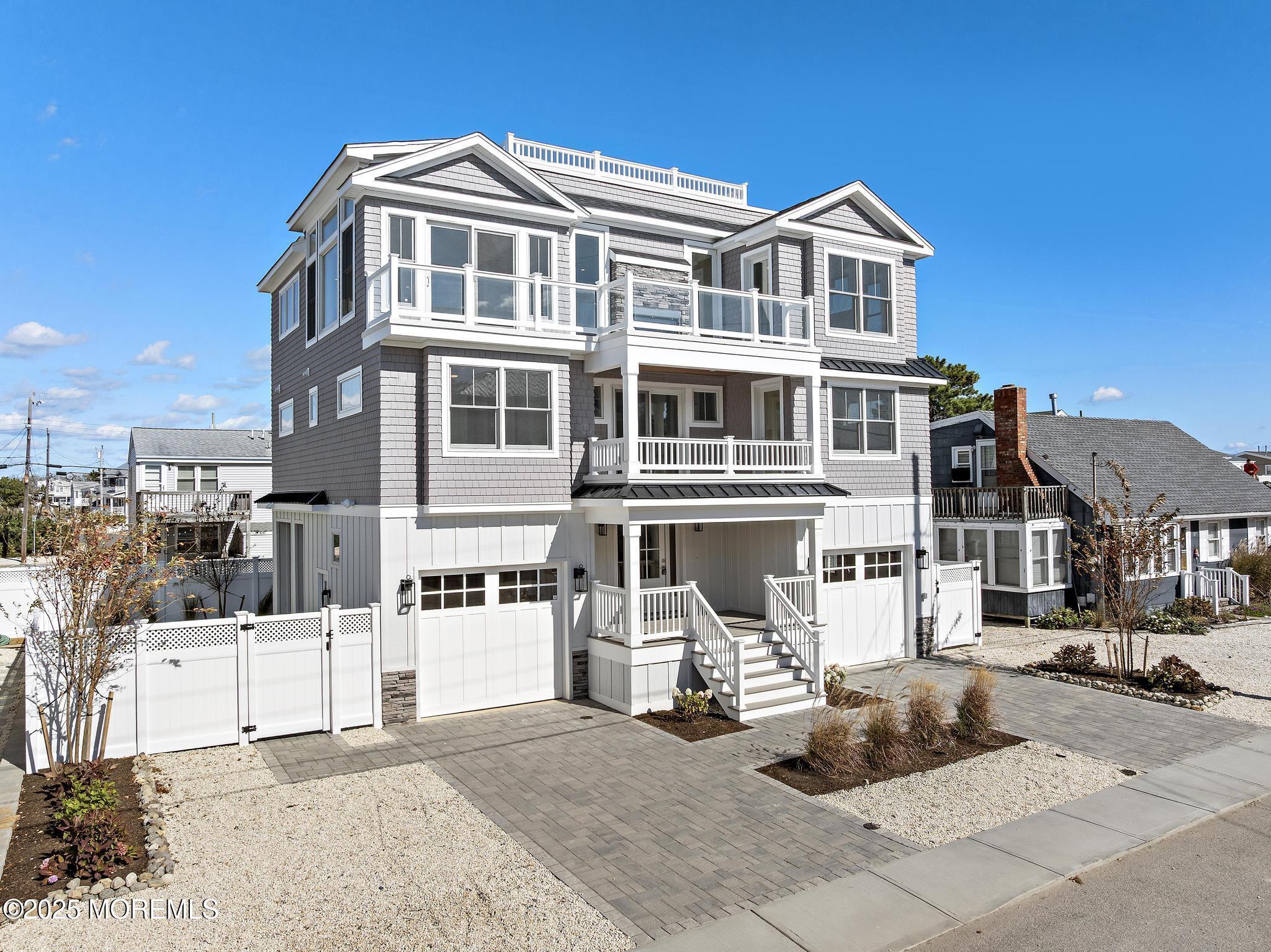 Image 3: 2-Car Garage