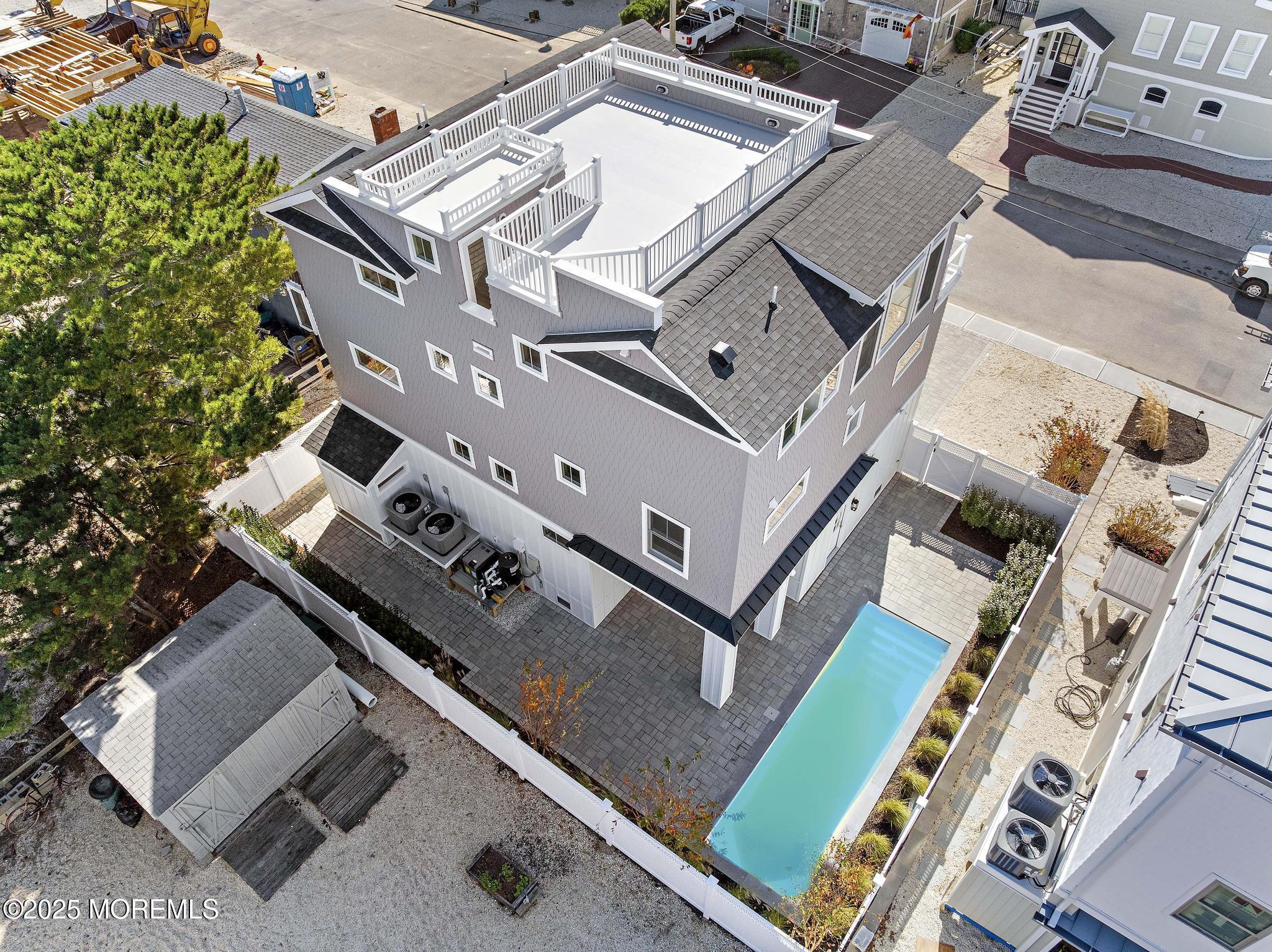 Image 4: Vinyl Fenced Yard