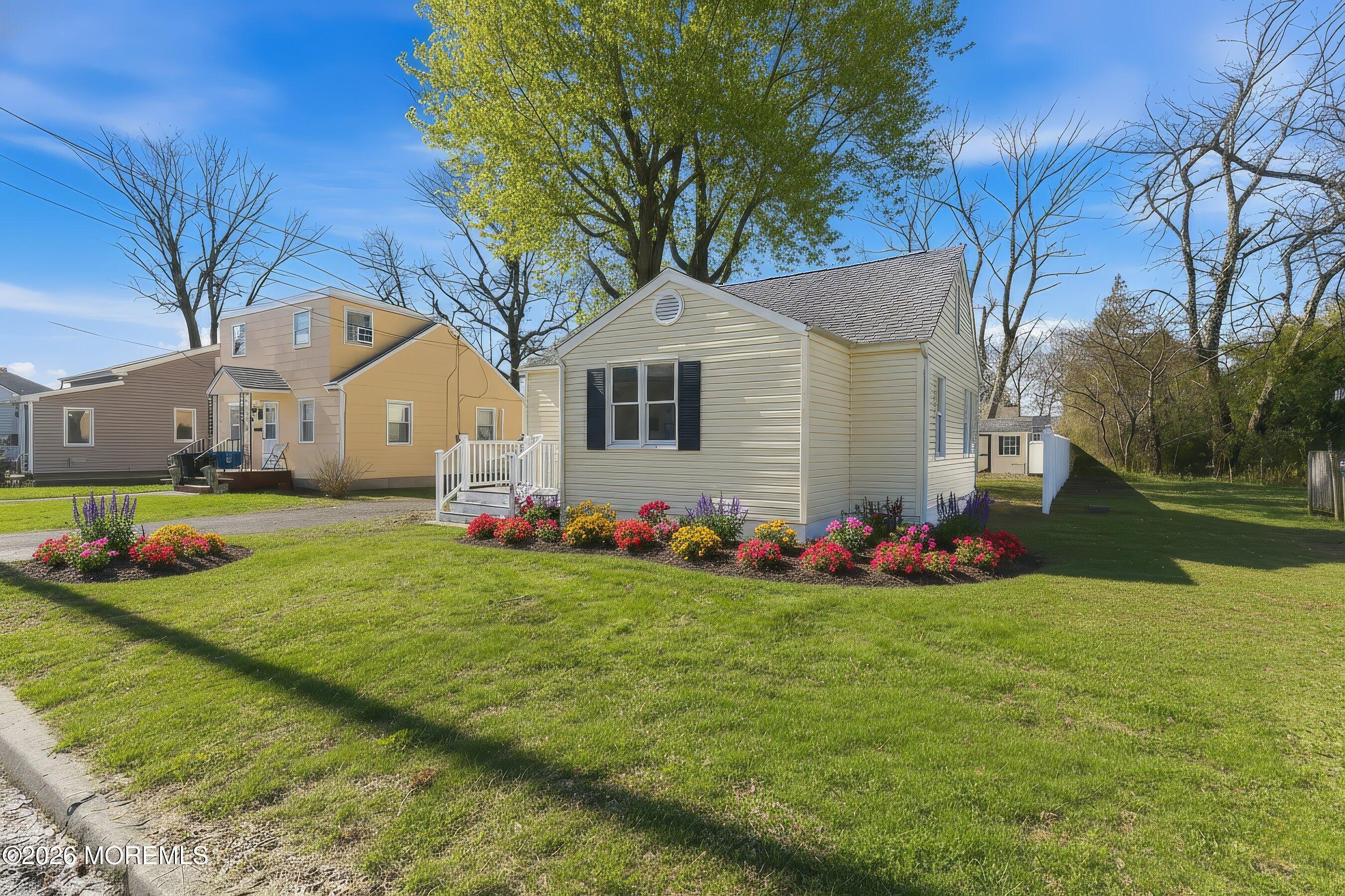 Image 1: 09-Front Right 2 Virtual Spring landscap