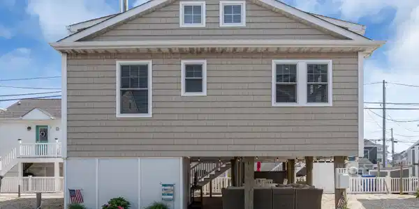 117 W Tide Way