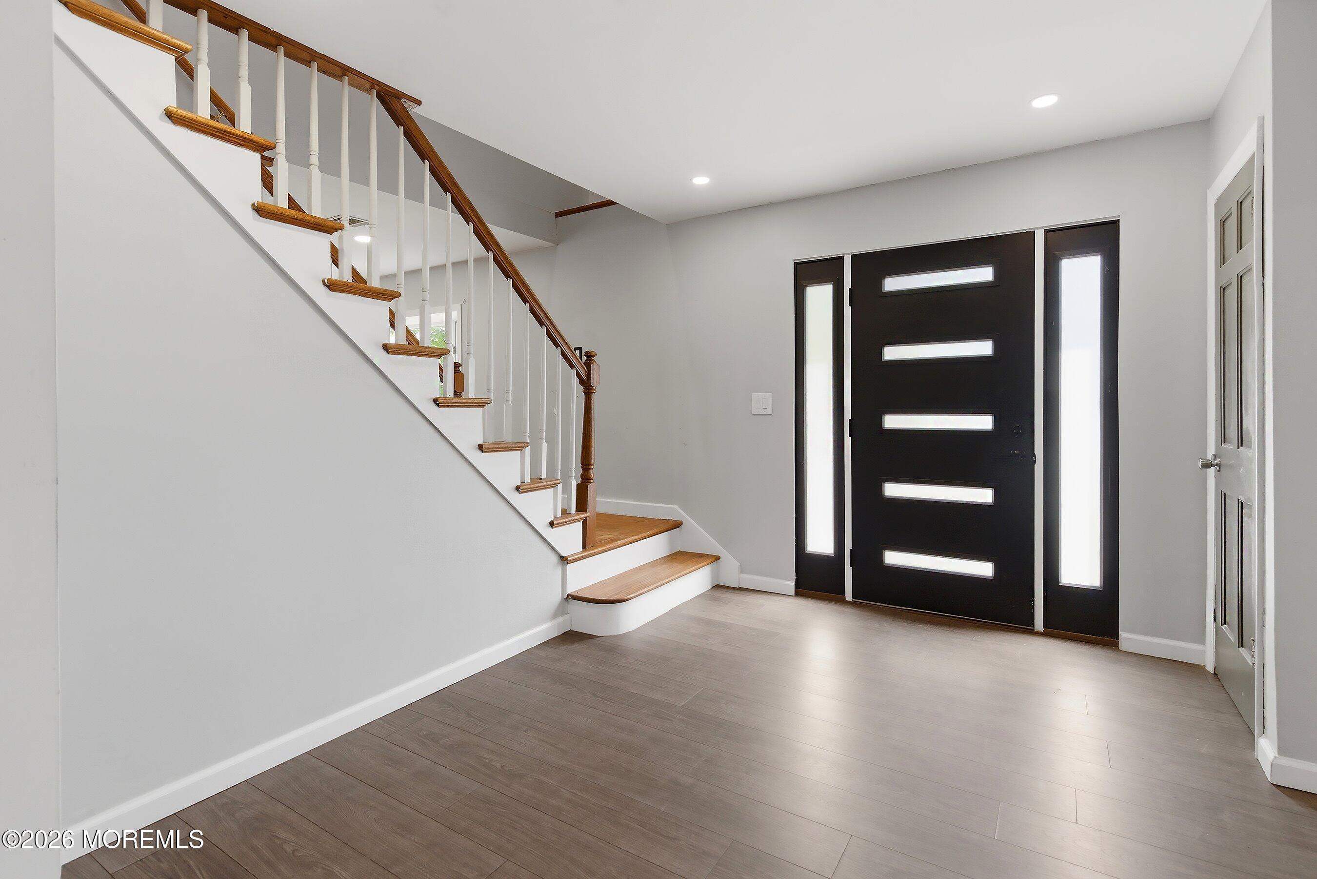 Image 4: 11-Foyer