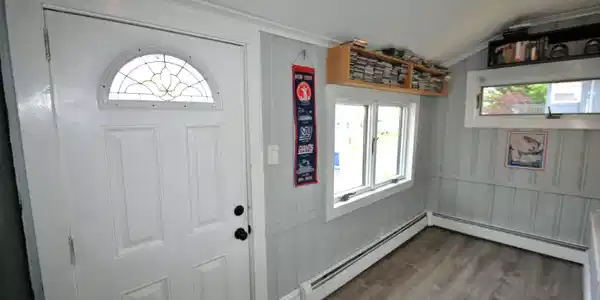 Image 3: 832 entrance 2