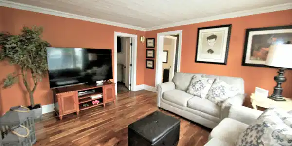 Image 4: 832 living room 3