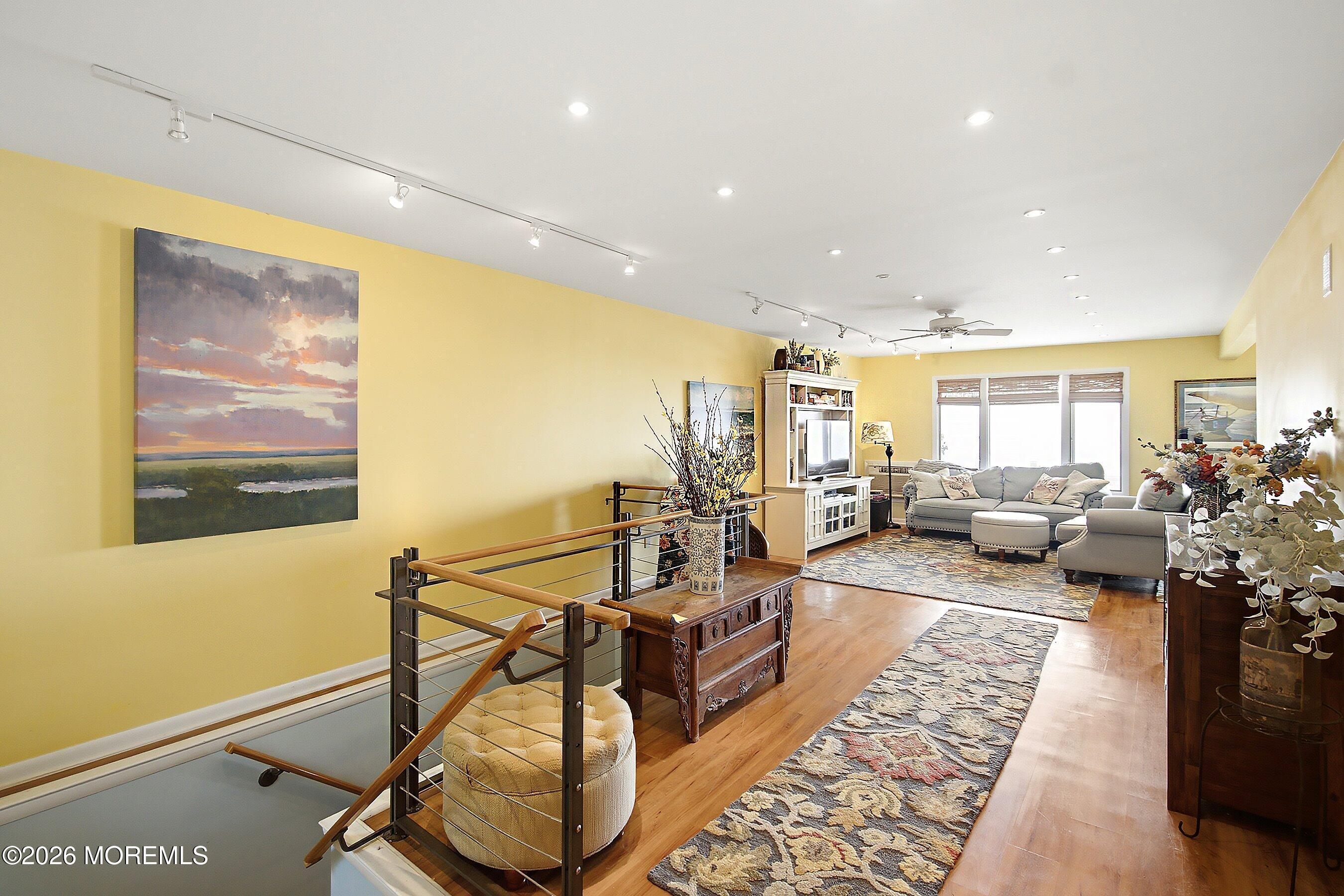 Image 4: Living Room