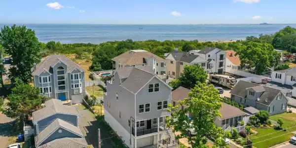 95 Seabreeze Avenue