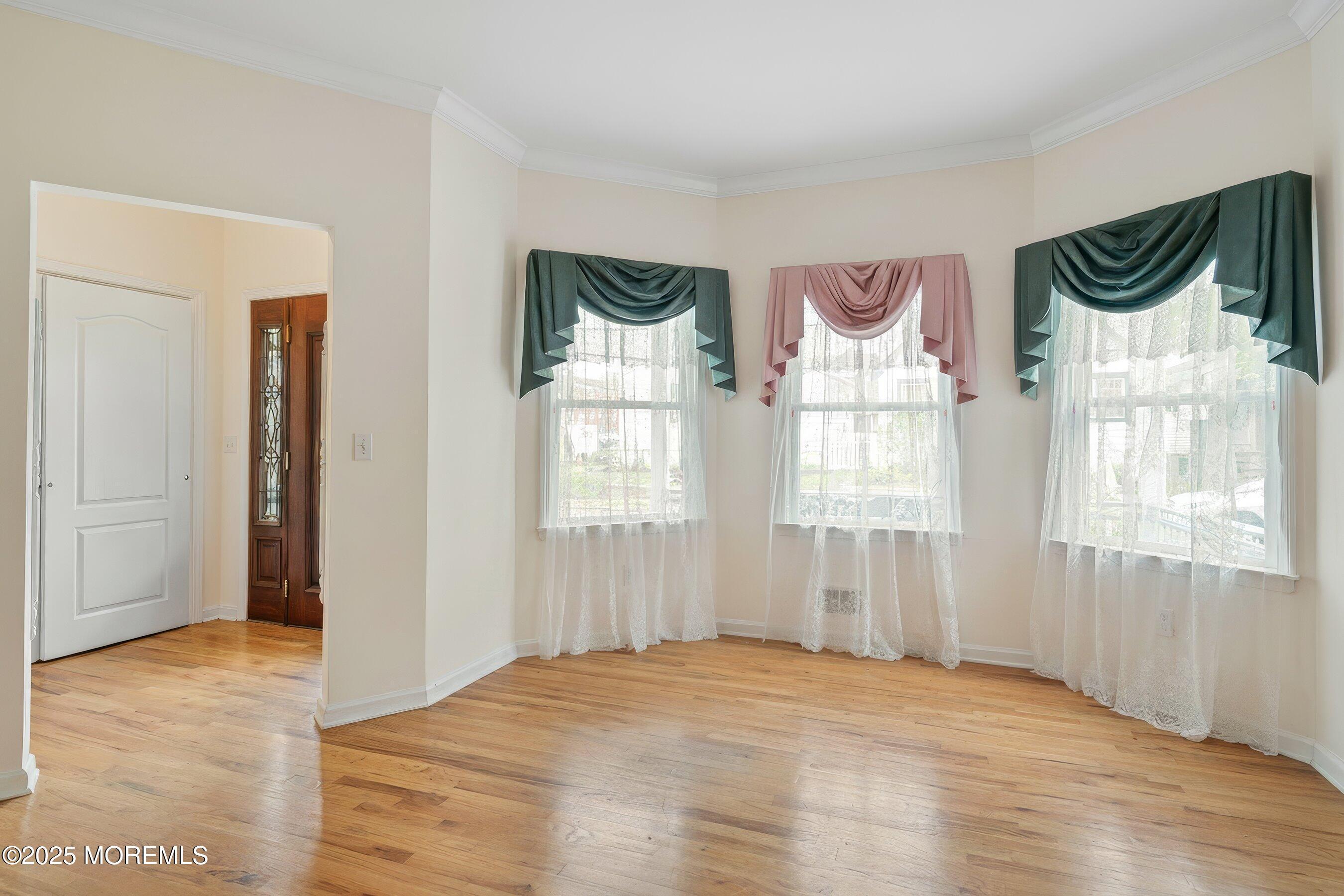 Image 4: Living room