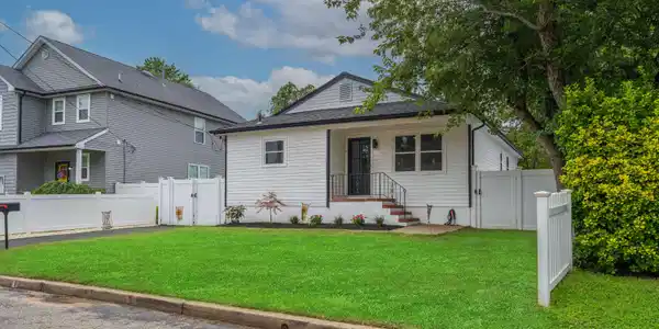 976 Woodmere Drive