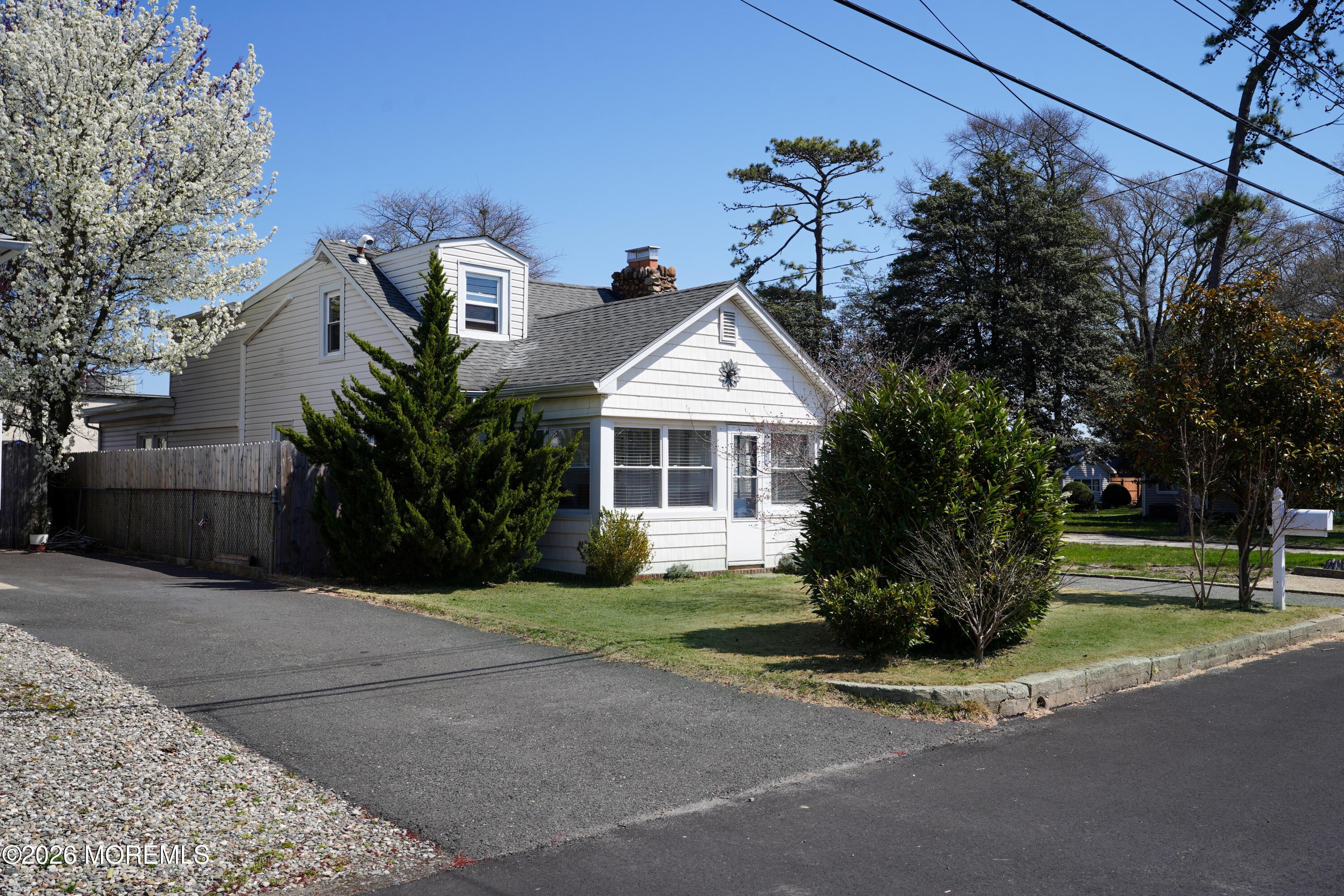 Image 3: 2147 Beach blvd